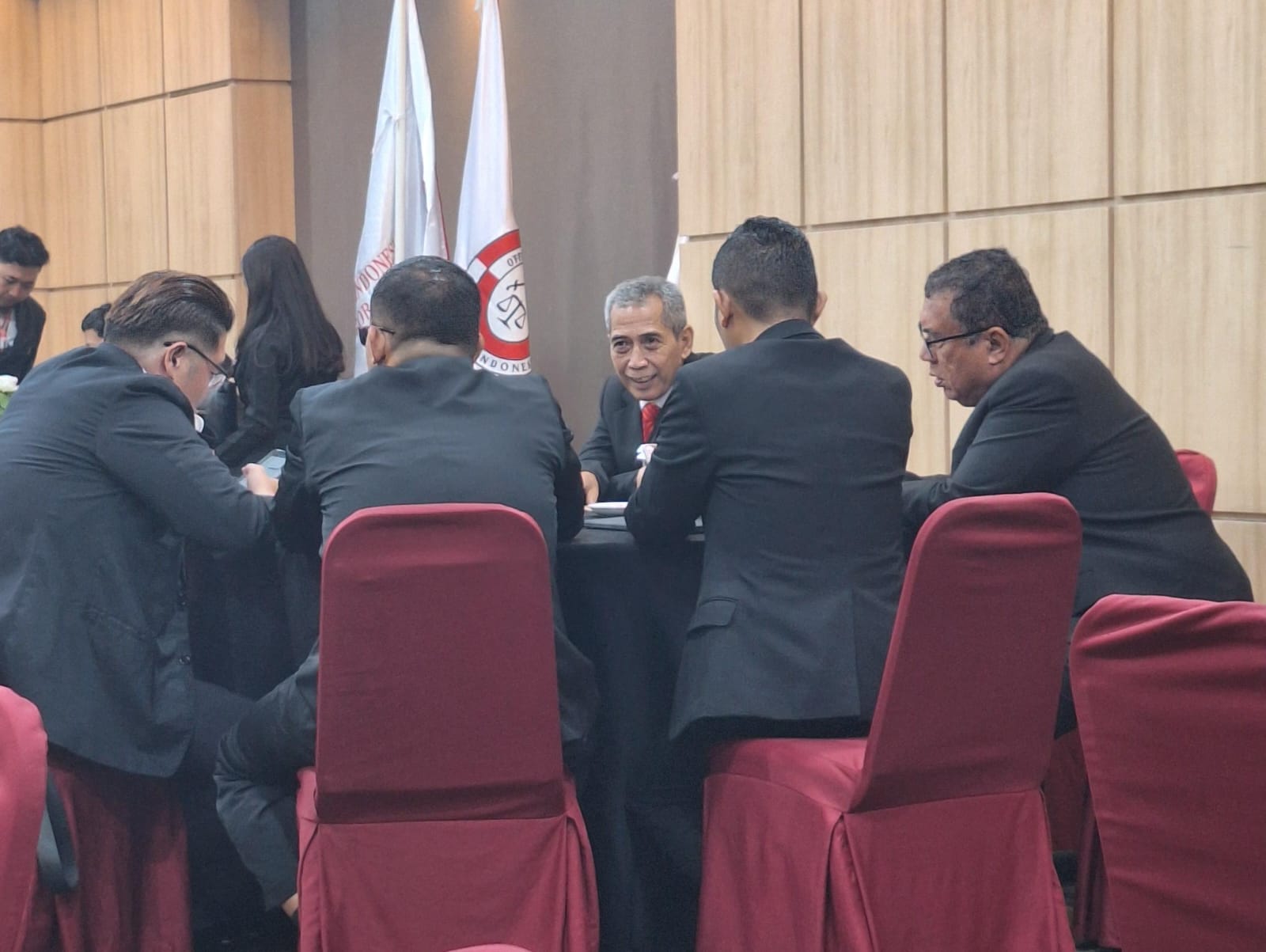 Dr. Drs. Banuara Nadeak, S.H., M.M., CPM., CPC., CPArb., CPA., CPLE., CPLi., selaku Ketua II Bidang Advokasi Hukum dan HAM DPC KAI Karawang bersama anggota KAI DPC Karawang.