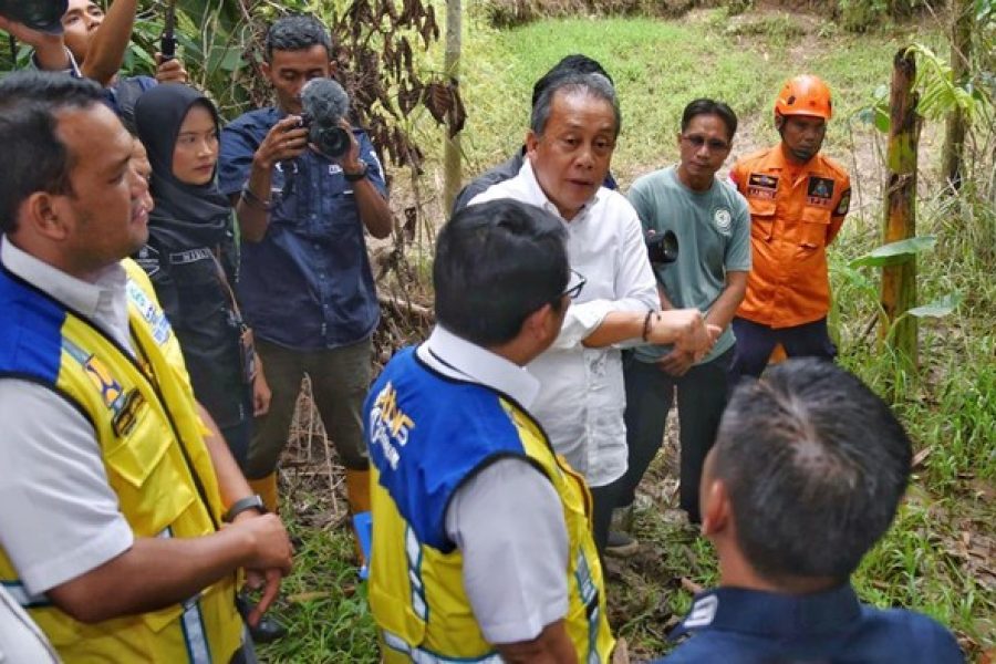 wakil-ketua-dpr-ri-saan-mustopa-saat-meninjau-banjir-di-karangligar-karawang_169