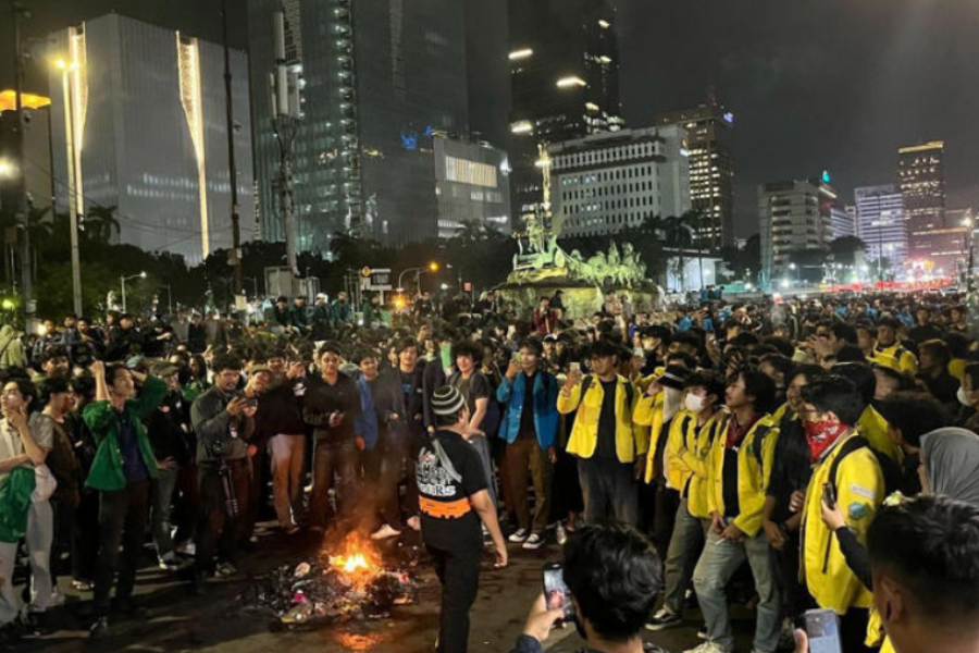 Demonstrasi ‘Indonesia Gelap’: Mahasiswa Bentrok dengan Polisi, Tuntut Perubahan Kebijakan Pemerintah