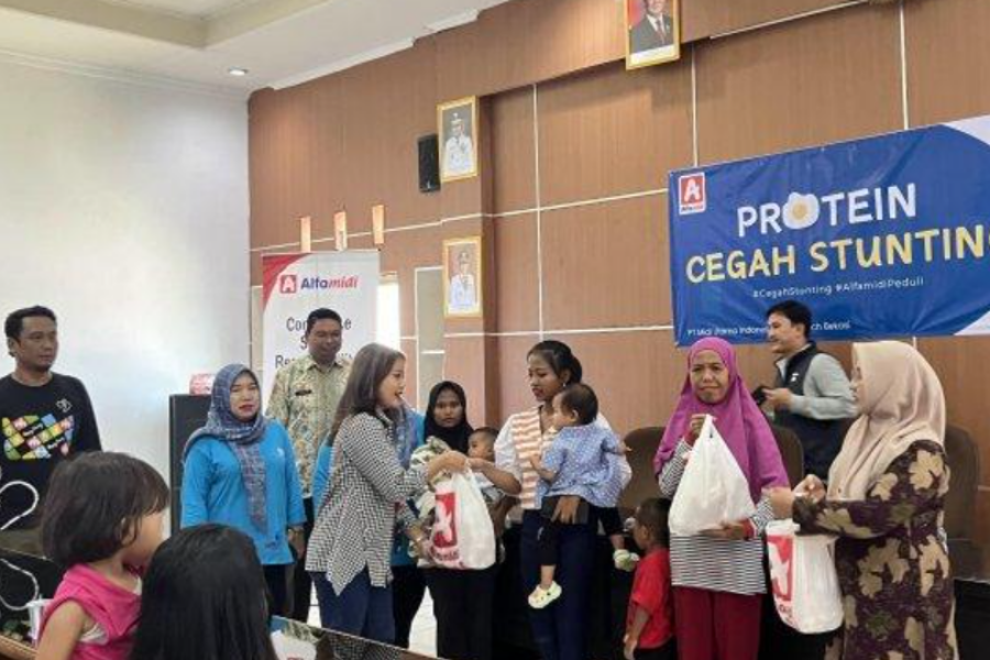 Alfamidi Cabang Bekasi Salurkan 10.800 Butir Telur di Karawang untuk Cegah Stunting