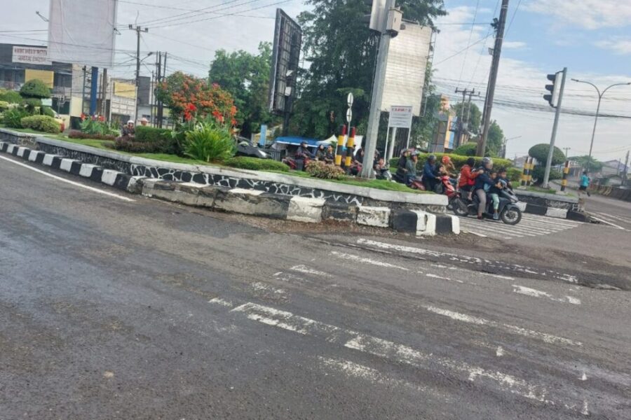 Diduga pengerjaan Marka jalan asal- asalan dan Pihak yang berkompeten agar dapat meninjau langsung kelapangan