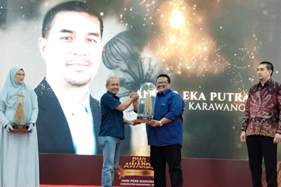 Kepala Kemenag Karawang Terima Penghargaan Pramana Dharma dari PWI