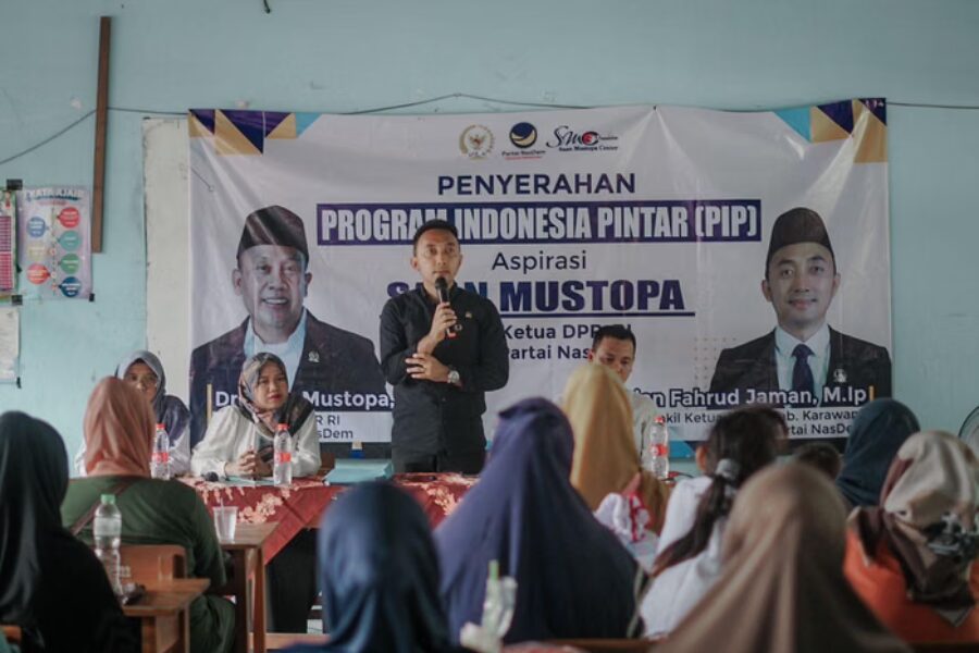 Dian Fahrud Jaman Salurkan Bantuan PIP dan Tekankan Transparansi Penyaluran