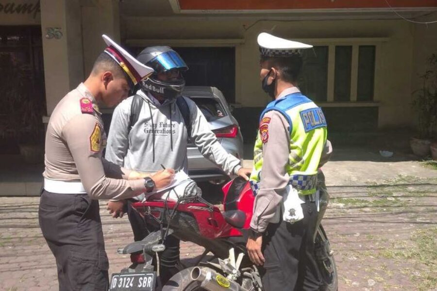 Untuk mengurangi pelanggaran lalu lintas Polres Karawang melakukan Operasi Patuh Lodaya 2025.
