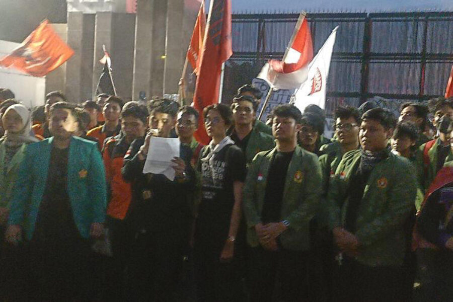 Mahasiswa Gelar Aksi “Indonesia Sold Out” di DPR, Suarakan Penolakan Militerisasi dan Wujudkan Pendidikan Gratis