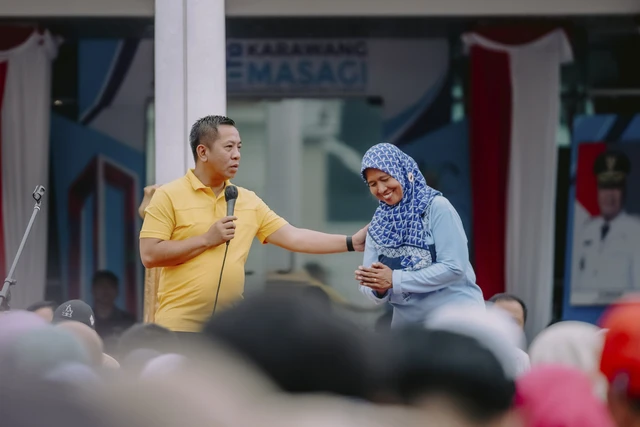 Guru SD Karawang Dapat Hadiah Umrah dari Bupati Aep
