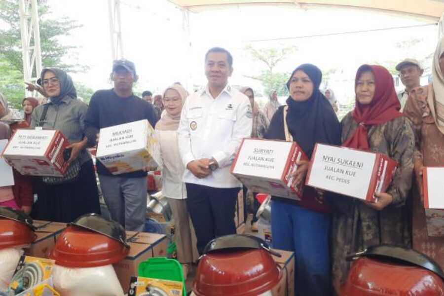 Pemkab Karawang Salurkan Bantuan UEP untuk 80 Pedagang Kue dan Cilok